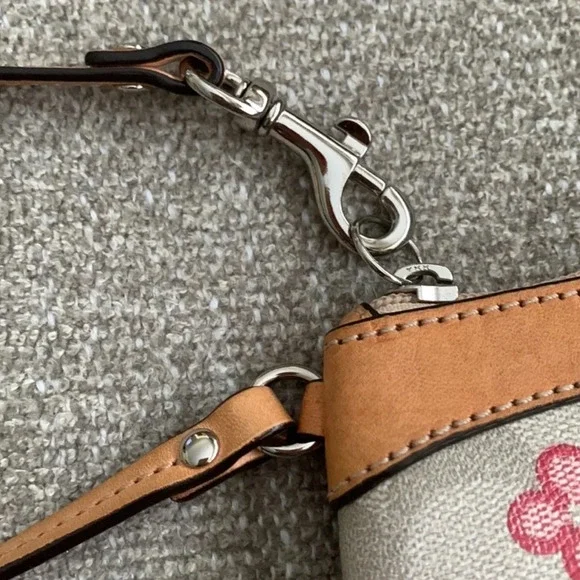 COACH Peyton Signature Clover Medium Wristlet. L - Picture 3 of 5